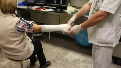 ﻿- Mavčarna - zaradi številnih padcev, zvinov in zlomov aktivirali zeleni alarm za množične nesreče - 13.01.2017 - Urgenca - Urgentni kirurški blok UKC - Univerzitetni klinični center v Ljubljani - povečano število poškodb zaradi vremenskih razmer -   //FOTO: Luka Cjuha.