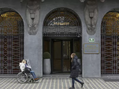 13.01.2025 - invalid na vozičku - invalidski voziček - Banka slovenije - dovoz invalidov v javne ustanoveFOTO: LUKA CJUHA