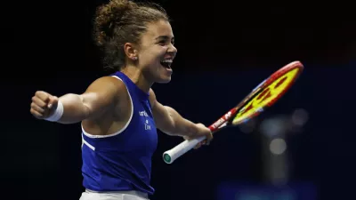 Tennis - Billie Jean King Cup Finals - Semi Finals - Italy v Ukraine - Shenzhen Bay Sports Centre Arena, Shenzhen, China - September 19, 2025 Italy's Jasmine Paolini celebrates winning her doubles match with Italy's Sara Errani against Ukraine's Marta Kostyuk and Lyudmyla Kichenok REUTERS/Tingshu Wang