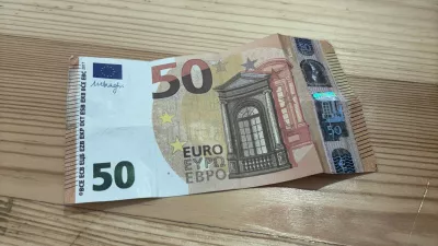 Prodajalci na stojnicah preverjajo pristnost bankovcev