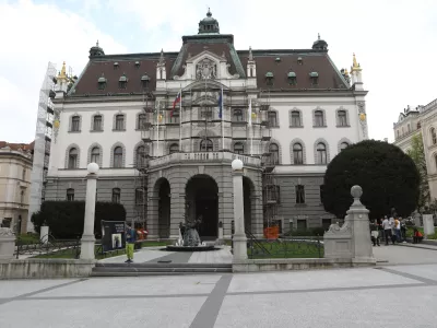16.04.2025 - Univerza v Ljubljani - Rektorat - 16.4.2025 - Prof. dr. Irena Mlinarič-Ra&scaron;čan in prof. dr. Gregor Majdič bosta podala izjavi za medije pred RektoratomFoto: Luka Cjuha