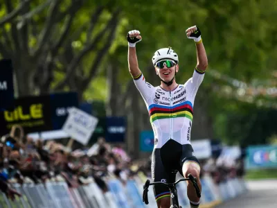 05 October 2025, France, Valence: Slovenian cyclist Tadej Pogacar celebrates as he wins the the men's Elite Road Race at the European Cycling Championship 2025 near Valence. Photo: Jeff Pachoud/AFP/dpa