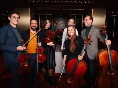 Godalni sekstet alumnov Mladinskega orkestra Gustava Mahlerja sestavljajo violinista Matjaž Bogataj in Jules Dussap, violista Santa Vižine in Florian Peelman ter violončelista Maruša Turjak Bogataj in Léonard Frey-Maibach. F arhiv CD 