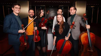 Godalni sekstet alumnov Mladinskega orkestra Gustava Mahlerja sestavljajo violinista Matjaž Bogataj in Jules Dussap, violista Santa Vižine in Florian Peelman ter violončelista Maruša Turjak Bogataj in Léonard Frey-Maibach. F arhiv CD 