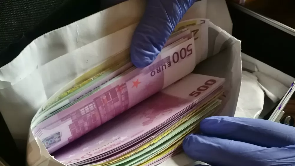 Zaseženi ponarejeni bankovci. F PP Kr&scaron;ko