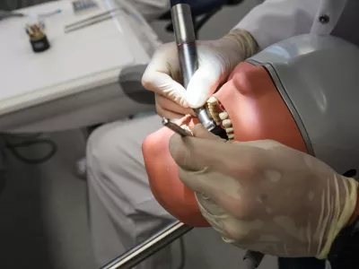 - simbolična fotografija - dentalna medicina - zobna medicina - zobozdravstvo -- 19.01.2023 – Medicinska fakulteta Univerze v Ljubljani (MF UL) - novi Center za učenje kliničnih veščin za področje dentalne medicine (CUKV-DM), Corytkova ulica 2 //FOTO: Bojan Velikonja