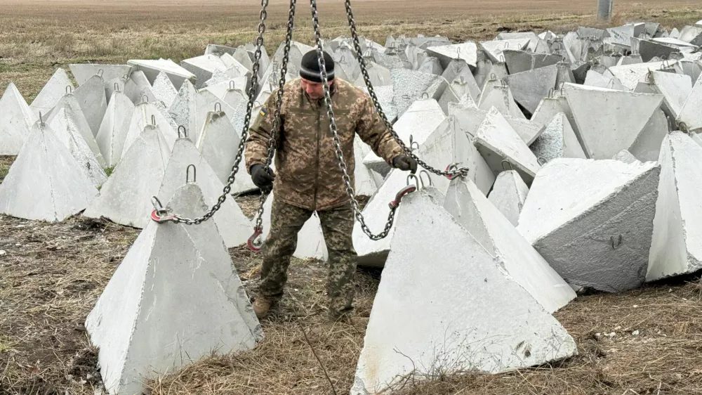 A Ukrainian serviceman installs anti-tank fortifications, named 'dragon's teeth', amid Russia's attack on Ukraine, in Donetsk region, Ukraine December 8, 2025. REUTERS/Stringer