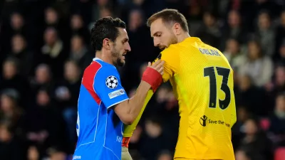 Atletico Madrid's Koke, left, giving the captain's armband to his teammate goalkeeper Jan Oblak during the Champions League opening phase soccer match between PSV and Atletico Madrid in Eindhoven, Netherlands, Tuesday, Dec. 9, 2025. (AP Photo/Patrick Post)