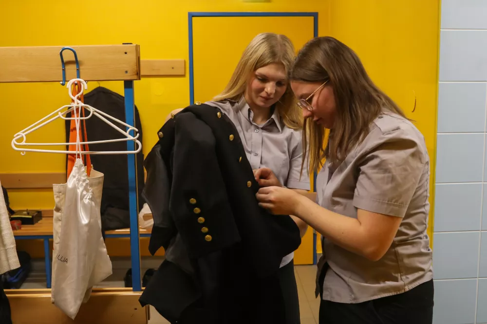 Tik pred zdajci je včasih treba &scaron;e kaj za&scaron;iti. Pri 28 gumbih, kolikor jih imajo rudarske uniforme, hitro kak&scaron;en odleti.&nbsp;/ Foto: Bojan Velikonja