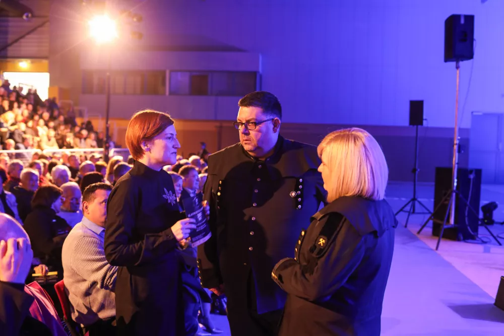 Zadnja usklajevanja med ministrico za kulturo Asto Vrečko, županom Tomažem Vencljem in predsednico idrijskih godbenikov Nives Koželj Bizjak&nbsp;/ Foto: Bojan Velikonja