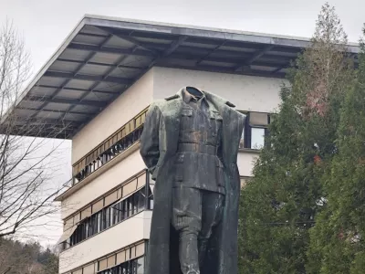 Obglavljen kip Tita na Titovem trgu v Velenju. F Mojca Marot