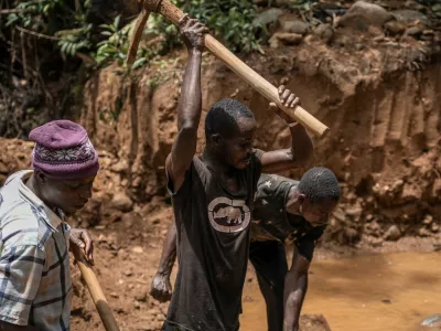 Vaščani poskušajo z rudarjenjem zlata zaslužiti nekaj drobiža. Foto: Profimedia
