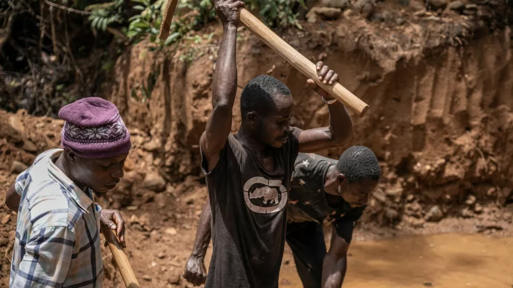 Vaščani poskušajo z rudarjenjem zlata zaslužiti nekaj drobiža. Foto: Profimedia