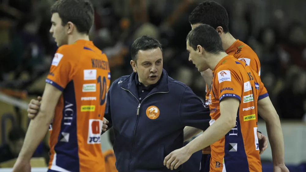 Igor Kolakovič - trener- odbojka - ACH Volley: Knack Roeselare, pokal Cev, mo&scaron;ki, četrtfinale, 2. tekma:- Odbojkarji ACH Volleyja so se uvrstili v polfinale pokala Cev, potem ko so v četrtfinalu dobili tudi drugo tekmo proti belgijskemu Knach Roeselareju. V Belgiji je bilo 3:2, tokrat pa so Ljubljančani zmagali s 3:0//FOTO: Luka Cjuha