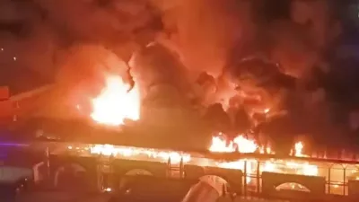 V Sankt Peterburgu je izbruhnil hud požar.