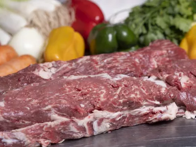 Maščoba daje govejemu mesu, če ga znamo pripraviti, pravi okus. In to niti ni najdražji kos mesa! / Foto: Istock