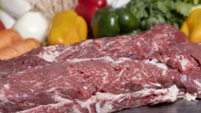 Maščoba daje govejemu mesu, če ga znamo pripraviti, pravi okus. In to niti ni najdražji kos mesa! / Foto: Istock