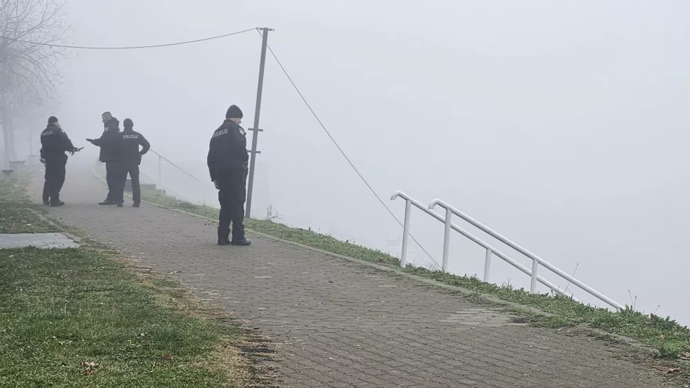 11.12.2025. Slavonski Brod - Prevrnuo se čamac u Savi u Slavonskom Brodu u četvrtak rano ujutro, policija je iz hladne rijeke izvukla više od deset ljudi, Photo: Zeljka Gavranovic/PlusPortal/PIXSELLSava, Slavonski brod, migranti, hrvaška policija, reka Sava,