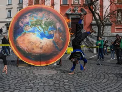 - Globalno segrevanje ozračja- 01.04.2023 &ndash; Pre&scaron;ernov trg - dogodek Zemlja gori ob začetku kampanje Podnebni zločin, na katerem so aktivisti Greenpeace Slovenija zažgali več metrov velik rekvizit Zemlje in s tem opozorili odločevalce, naj podnebno krizo začnejo jemati resno; //FOTO: Bojan Velikonja