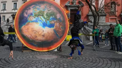 - Globalno segrevanje ozračja- 01.04.2023 – Prešernov trg - dogodek Zemlja gori ob začetku kampanje Podnebni zločin, na katerem so aktivisti Greenpeace Slovenija zažgali več metrov velik rekvizit Zemlje in s tem opozorili odločevalce, naj podnebno krizo začnejo jemati resno; //FOTO: Bojan Velikonja