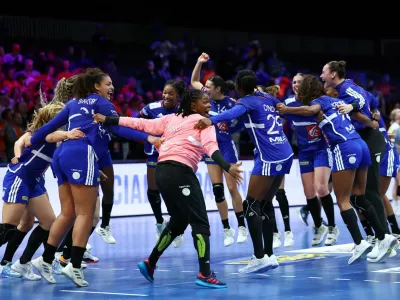 Handball - 2025 IHF World Women's Handball Championship - Quarter Final - Denmark v France - Rotterdam Ahoy, Rotterdam, Netherlands - December 10, 2025 France players celebrate after the match REUTERS/Piroschka Van De Wouw