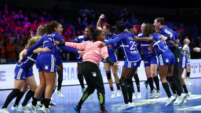 Handball - 2025 IHF World Women's Handball Championship - Quarter Final - Denmark v France - Rotterdam Ahoy, Rotterdam, Netherlands - December 10, 2025 France players celebrate after the match REUTERS/Piroschka Van De Wouw