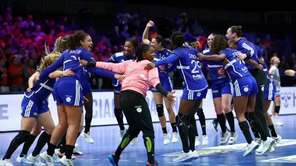 Handball - 2025 IHF World Women's Handball Championship - Quarter Final - Denmark v France - Rotterdam Ahoy, Rotterdam, Netherlands - December 10, 2025 France players celebrate after the match REUTERS/Piroschka Van De Wouw