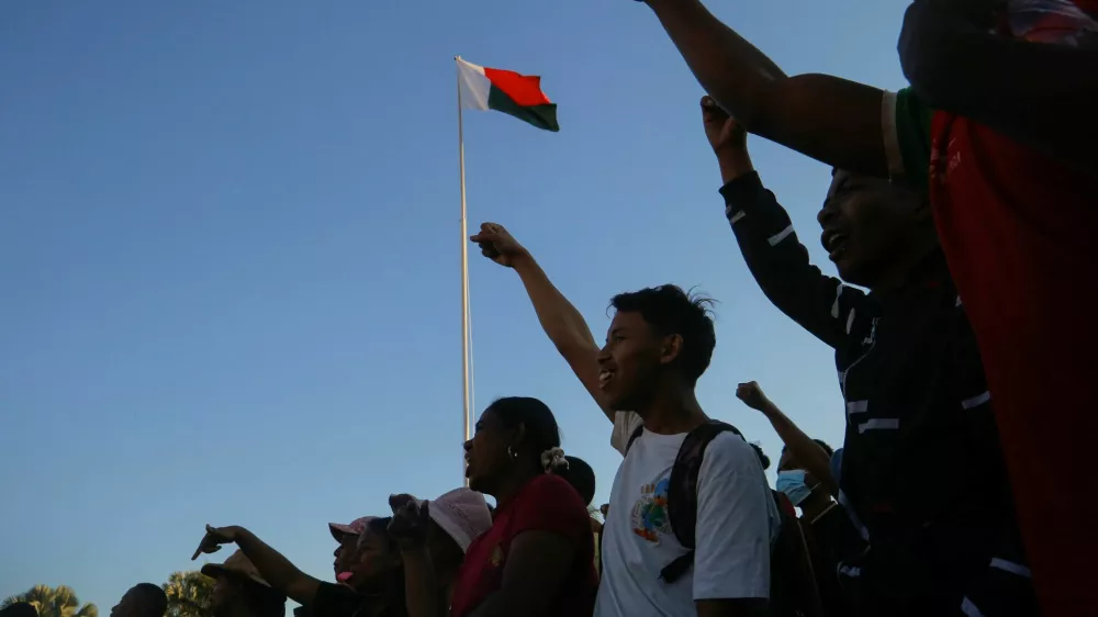 Protesters gesture outside the town hall on Independence Avenue during a nationwide youth-led protest over frequent power outages and water shortages, in Antananarivo, Madagascar, October 13, 2025. REUTERS/Zo Andrianjafy