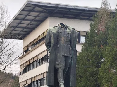 Obglavljen kip Tita na Titovem trgu v Velenju. F Mojca Marot
