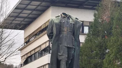 Obglavljen kip Tita na Titovem trgu v Velenju. F Mojca Marot