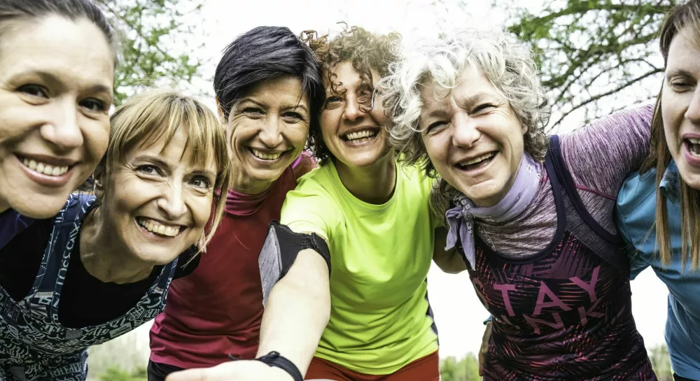 Happy multi generational women having fun together at city park - Multigenerational female friends taking selfie after sport workout outdoor - Bright filter with focus on faces / Foto: Davide Zanin