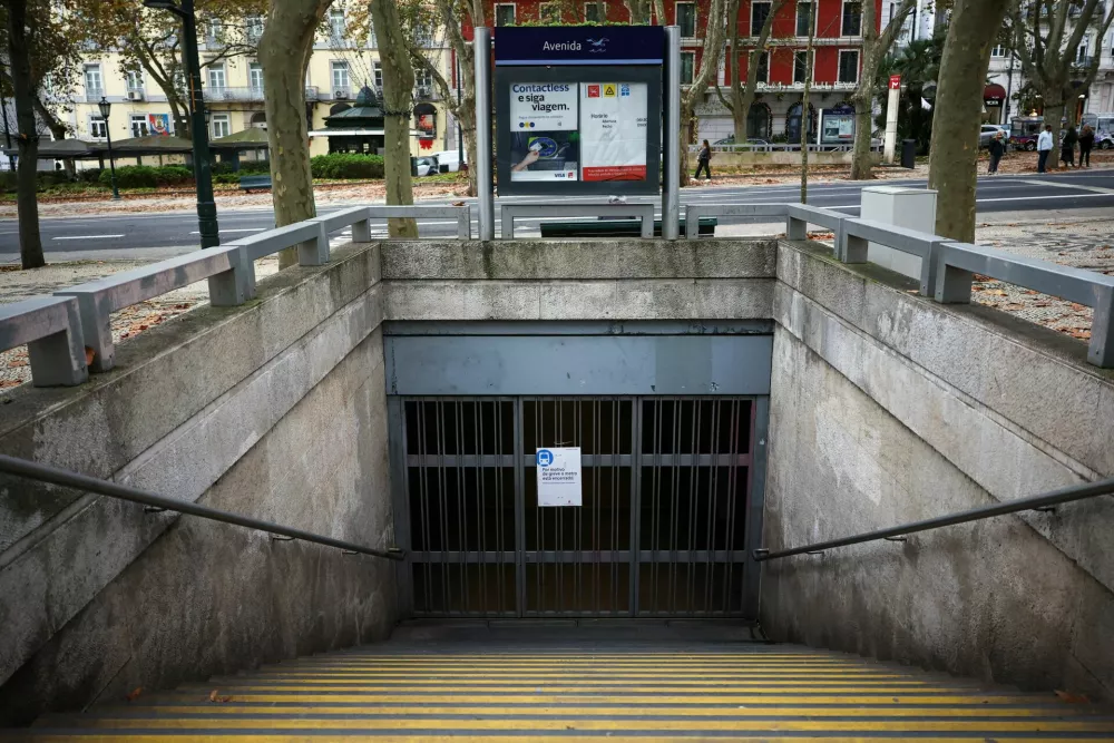 A closed metro entrance on the day Portugal's two main umbrella unions, CGTP and UGT, called a general strike against the government's plan to overhaul labour laws, in Lisbon, Portugal, December 11, 2025. REUTERS/Pedro Nunes