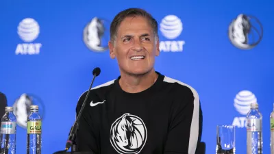 ﻿lastnik moštva v ligi NBA Dallas Mavericks Mark Cuban- 10.08.2021 - novinarska konferenca Luke Dončića in vodstva ameriške ekipe Dallas Mavericks ob podpisu nove petletne pogodbe v vrednosti 207 milijonov dolarjev za sezono 2022/23, //FOTO: Matjaž Rušt