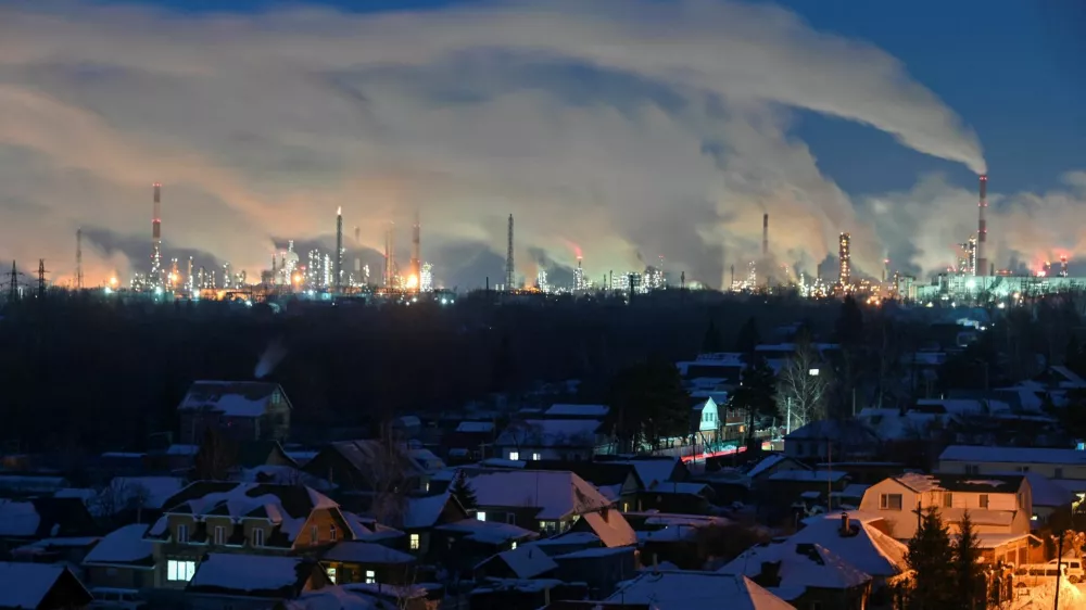 FILE PHOTO: Flue gas and steam rise out of chimneys and smokestacks of an oil refinery during sunset on a frosty day in the Siberian city of Omsk, Russia, February 8, 2023. REUTERS/Alexey Malgavko/File Photo
