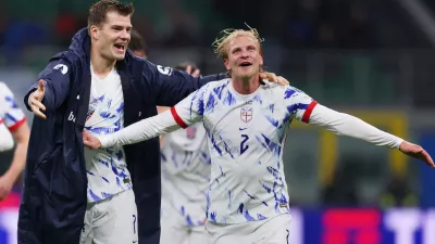 Soccer Football - World Cup - UEFA Qualifiers - Group I - Italy v Norway - San Siro, Milan, Italy - November 16, 2025 Norway's Alexander Sorloth and Morten Thorsby celebrate after the match REUTERS/Claudia Greco / Foto: Claudia Greco