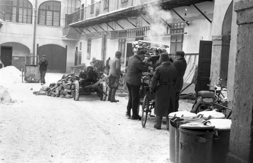 Silvestrovanje v času socializma: gostilne, televizija in pohorska omleta