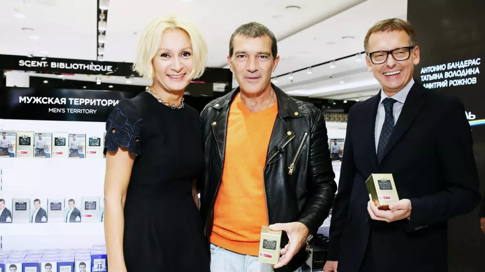 MOSCOW, RUSSIA - SEPTEMBER 14: (L-R) CEO of L'etual Tatyana Volodina, Antonio Banderas and CEO of PUIG RUS Dmitry Rozhnov and attend a charity event organised by Natalya Vodyanova's Naked Heart Foundation in Letoile store on September 14, 2016 in Moscow, Russia. Antonio Banderas transfers two million rubles to 'Naked Heart' foundation. One hundred rubles from every bottle of parfume with his name goes to 'Naked Heart' foundation. (Photo by Gennadiy Avramenko//Epsilon/Getty Images) / Foto: Epsilon