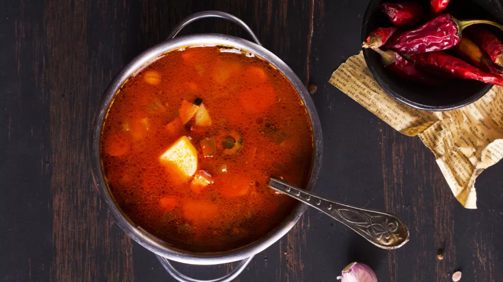 Meat solyanka soup with sausages, olives and vegetables / Foto: Tycoon751