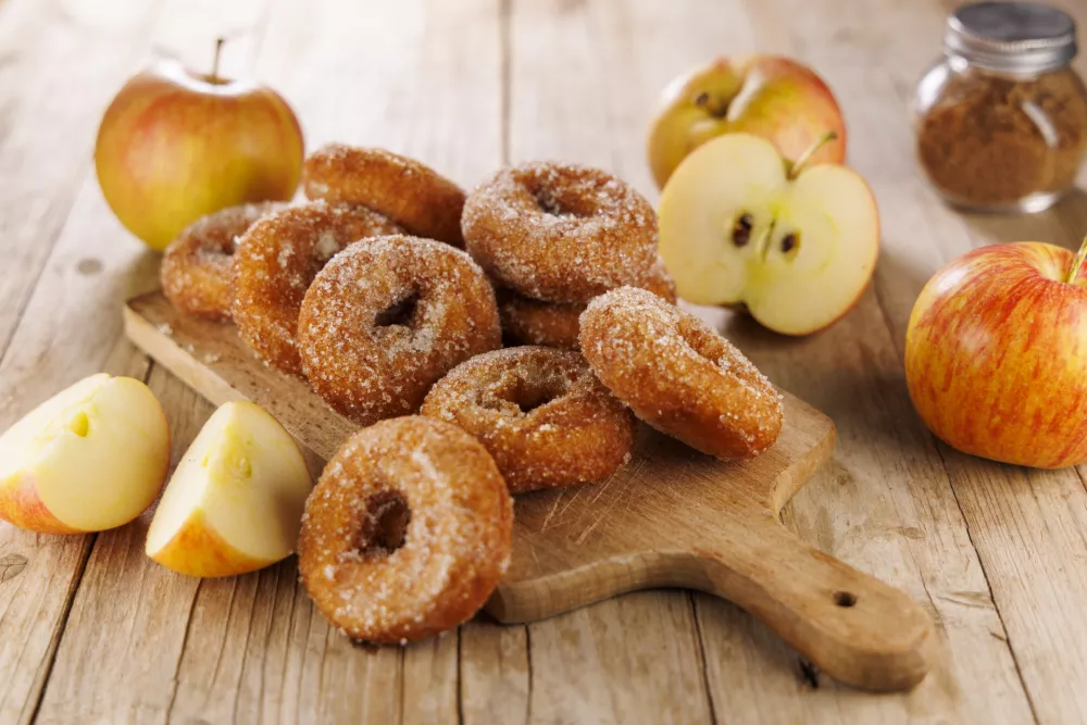 apple donut on wooden background / Foto: Margouillatphotos