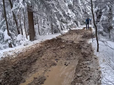 uničene poti od &scaron;tirikolesnikov. &scaron;tirikolesnik, sneg, planinska pot / Foto: Katja Petrovec 