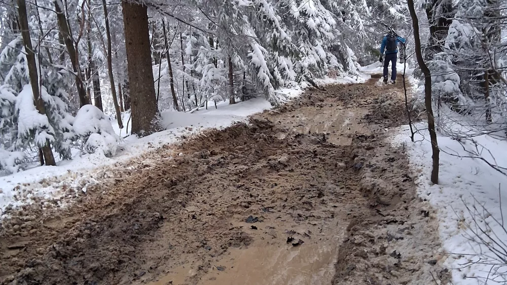 uničene poti od &scaron;tirikolesnikov. &scaron;tirikolesnik, sneg, planinska pot / Foto: Katja Petrovec 