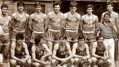 Jugoslovanska ko&scaron;arkarska reprezentanca v najbolj&scaron;i postavi, spodaj med Dalipagićem in Slavničem, drugi z desne čepi Peter Vilfan.  / Foto: Facebook Petera Vilfana