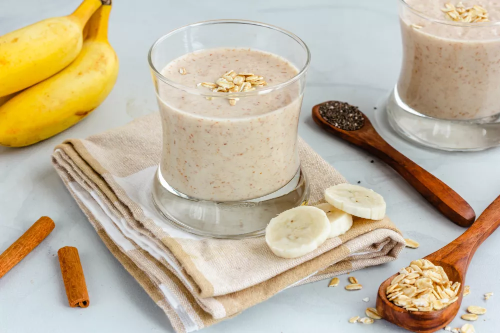Oatmeal Smoothie in the Glasses, Healthy Food Photography / Foto: Ravsky