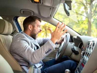 Really angry driver behind the steering wheel cannot keep his calmness / Foto: Didesign021