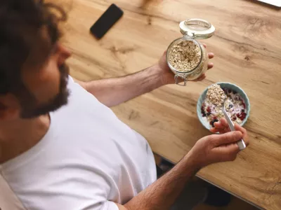 Oves sam po sebi ne vsebuje glutena. Vsebuje beljakovino, imenovano avenin, ki je glutenu podobna, a jo večina ljudi dobro prena&scaron;a. / Foto:&nbsp;Getty Images