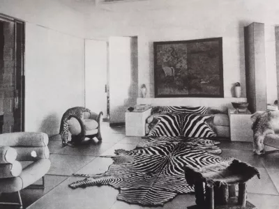 Zmajev fotelj (drugi z leve) kmalu po nastanku, ko je bil &scaron;e bele barve, kot del razstave del Eileen Gray. / Foto: Wikipedia