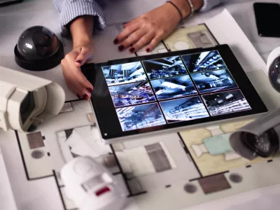 Architect Woman Using CCTV Camera To Monitor Office Construction Site. / Foto: Andreypopov, Getty Images