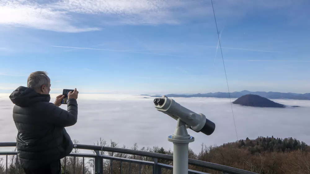 12.12.2025 - reportaža megla - megla v Ljubljani - ljubljanska megla - Ra&scaron;ica razgledni stolpFoto: Luka Cjuha