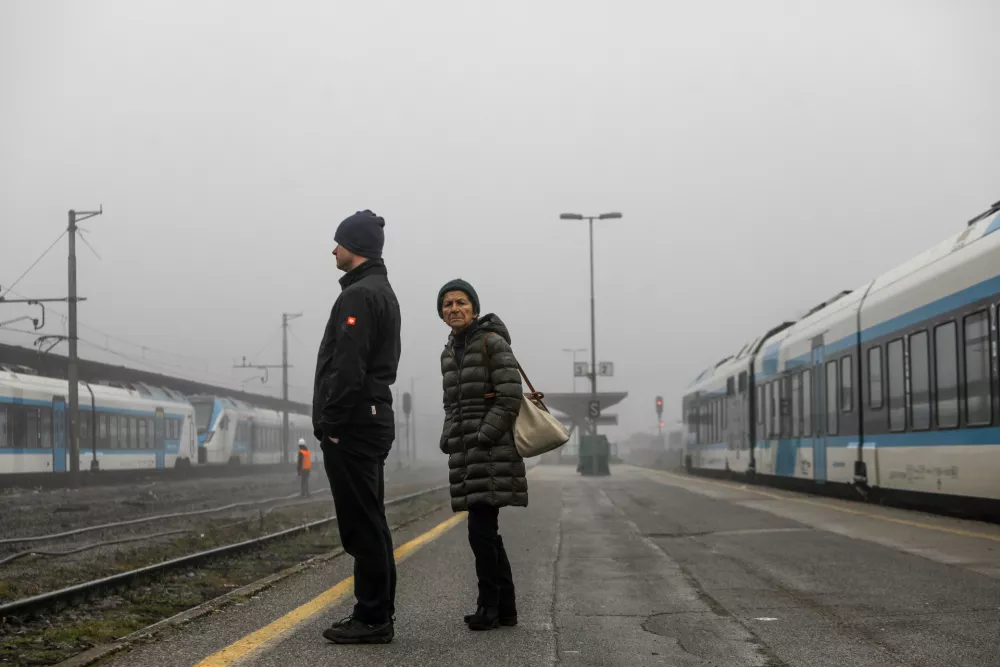 12.12.2025 - reportaža megla - megla v Ljubljani - ljubljanska megla - Železni&scaron;ka postaja LjubljanaFoto: Luka Cjuha