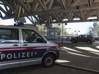 ﻿- 18.01.2016 - Avstrija - mejni prehod Karavanke - Avstrijska policija zaradi navala beguncev izvaja poostren nadzor na mejnih prehodih - preverjanje dokumentov pri prestopu državne meje  ///FOTO: Luka Cjuha.